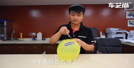 在气球上动刀的贴膜技师.gif