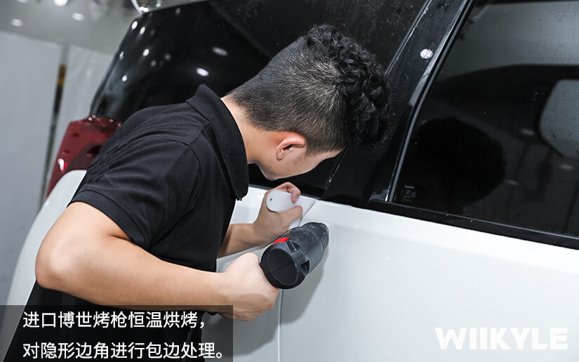 丰田埃尔法贴车衣，通过烤枪烘烤进行包边处理