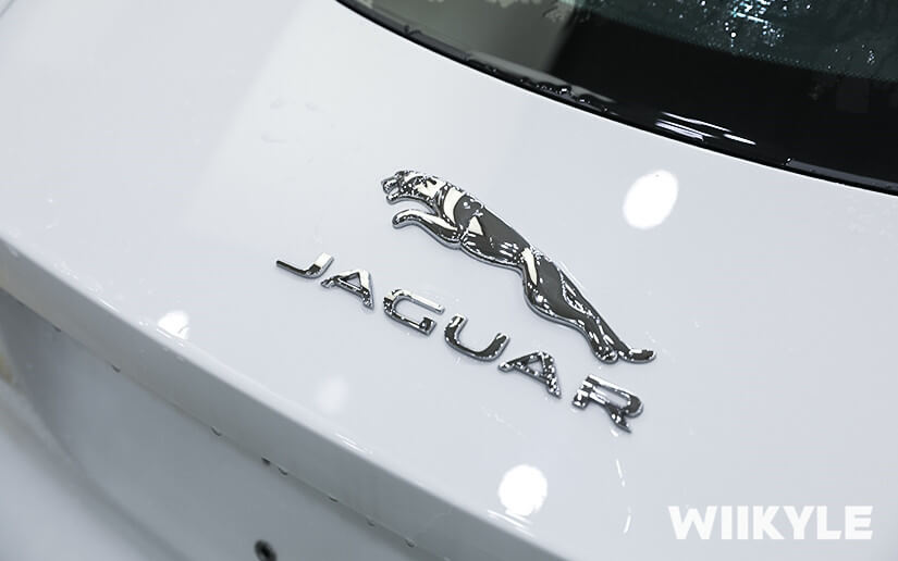 白色捷豹尾翼施工效果图