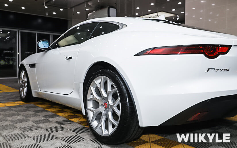 白色捷豹装贴车衣效果图