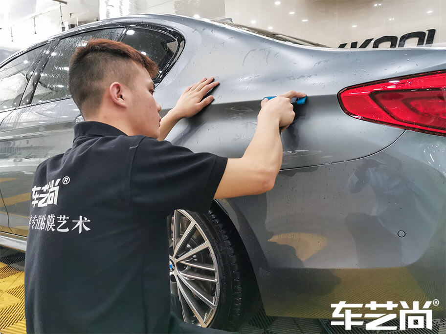 威固隐形车衣施工时使用刮板除水和气泡