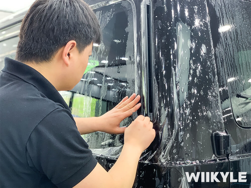 WIIKYLE车衣使用刮板除去多余的水和气泡