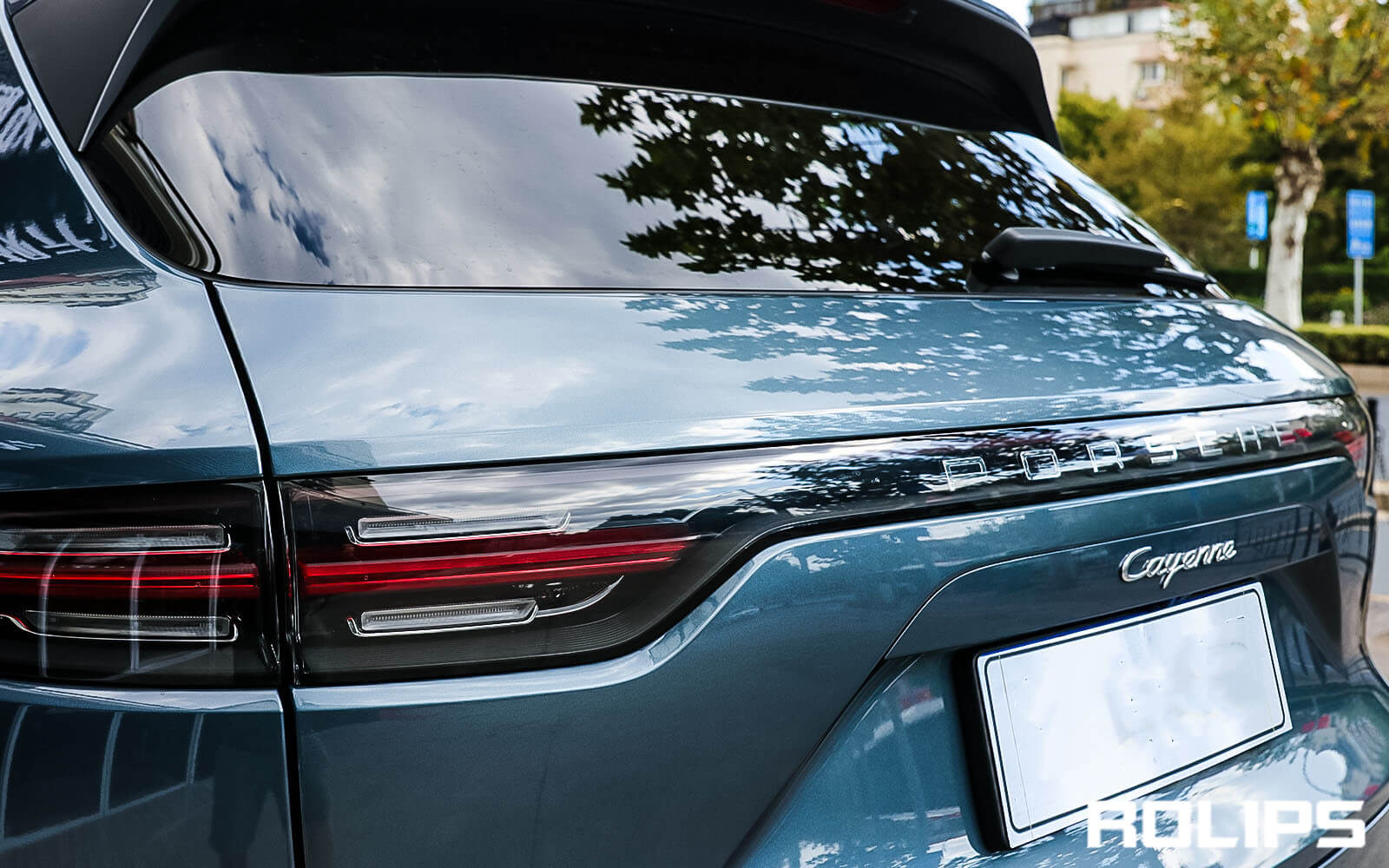 卡宴贴车衣的细节展示图