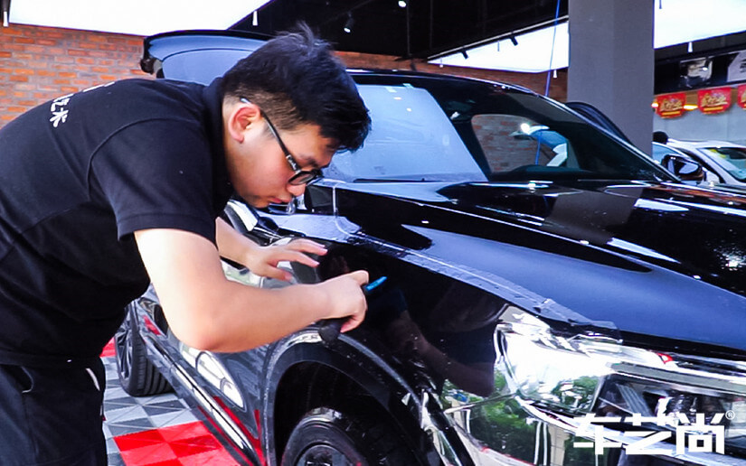 艺卡车衣施工黑色吉利，专业工具施工