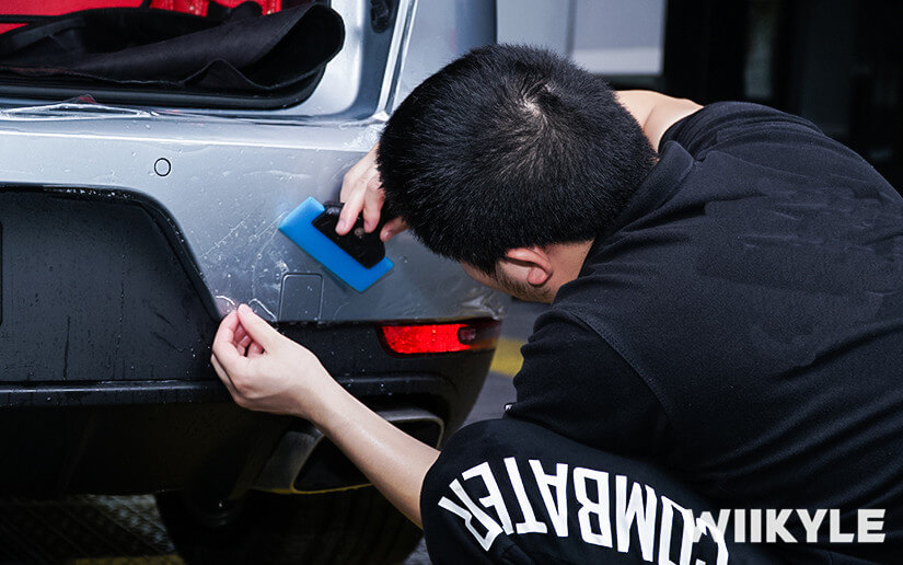 技师们施工保时捷麦肯展示图