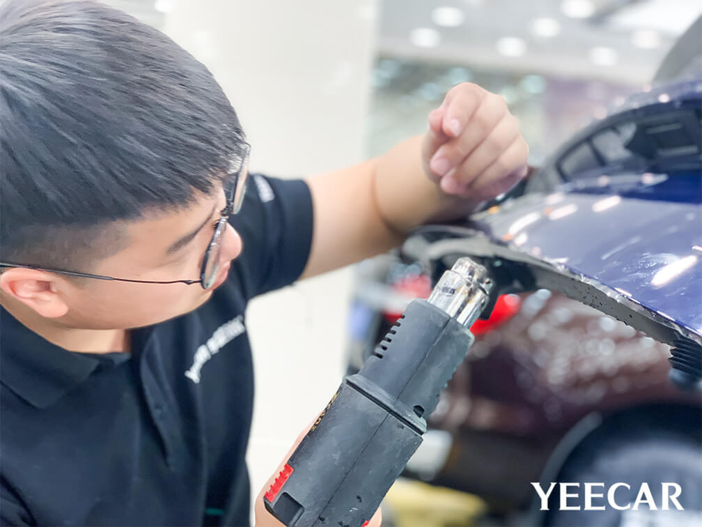 YEECAR车衣使用烤枪进行包边处理