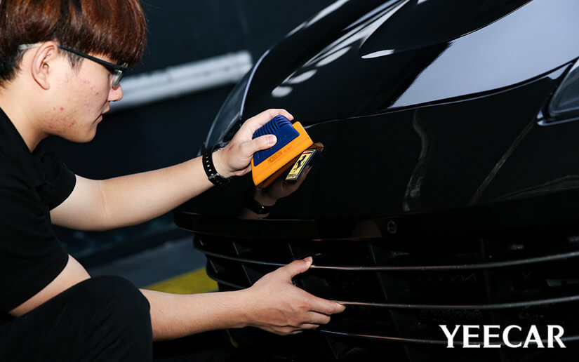 YEECAR车衣使用专业刮板工具，除水除气泡