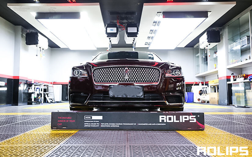 贴ROLIPS车衣的林肯车