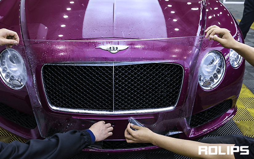 紫色车贴车衣的施工过程展示图