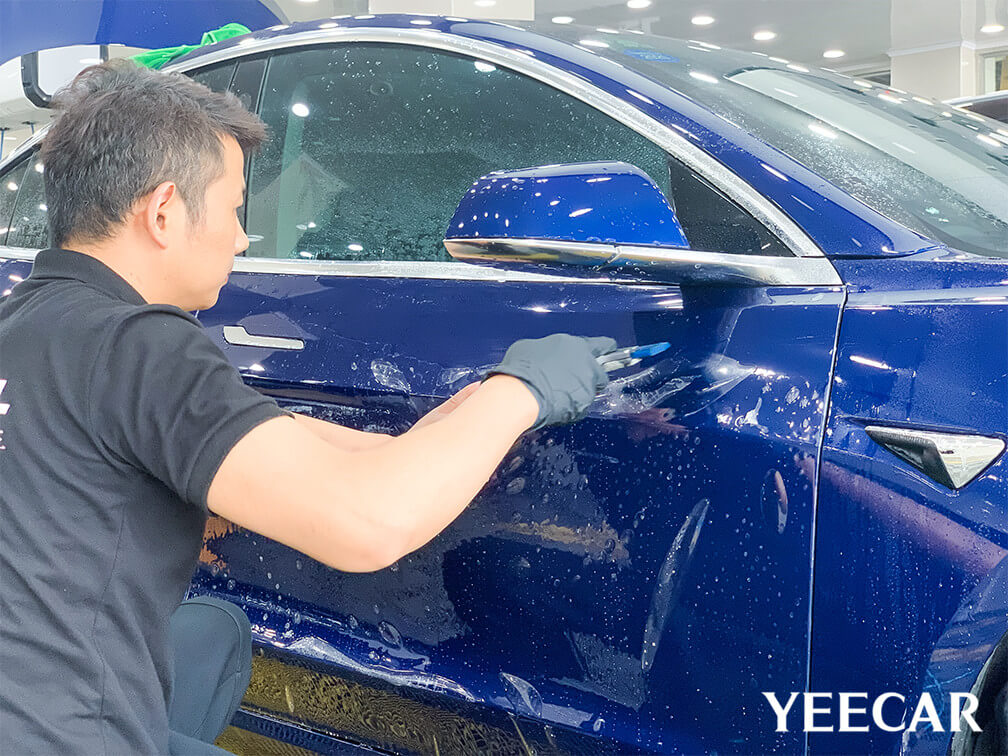 YEECAR门店技师施工特斯拉