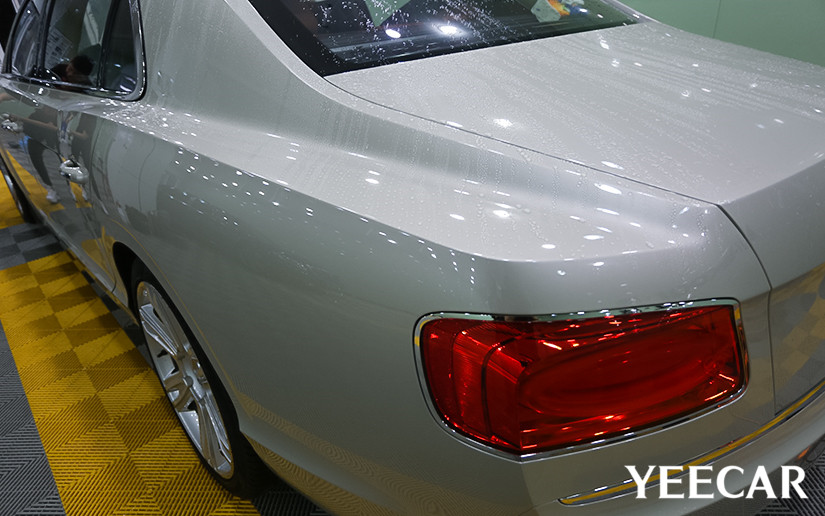 银色宾利贴YEECAR隐形车衣展示图