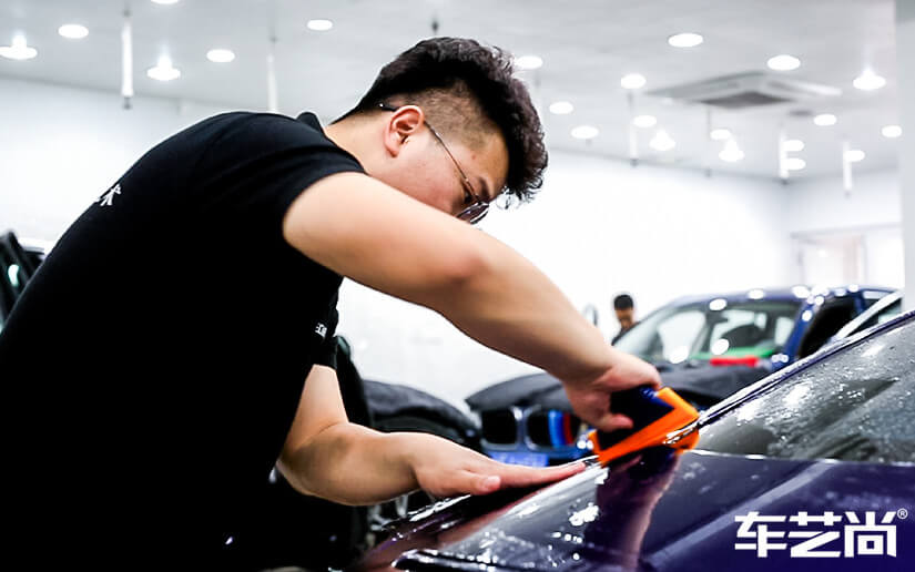 威固门店施工，技师会使用刮板除去多余的水和气泡