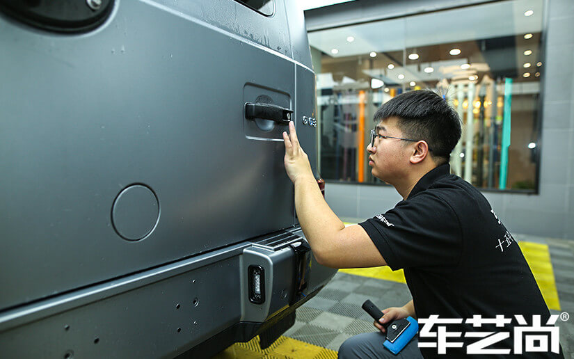 奔驰AMG装贴威固隐形车衣过程图（7）