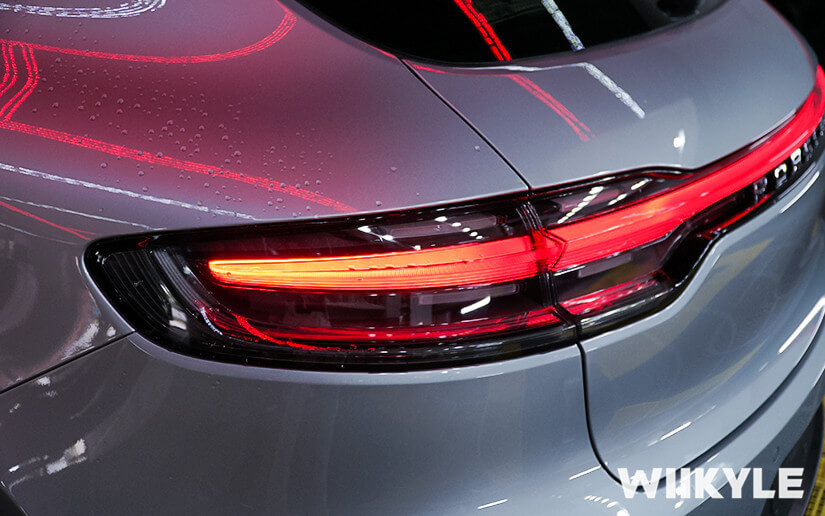 保时捷麦肯车尾细节放大图