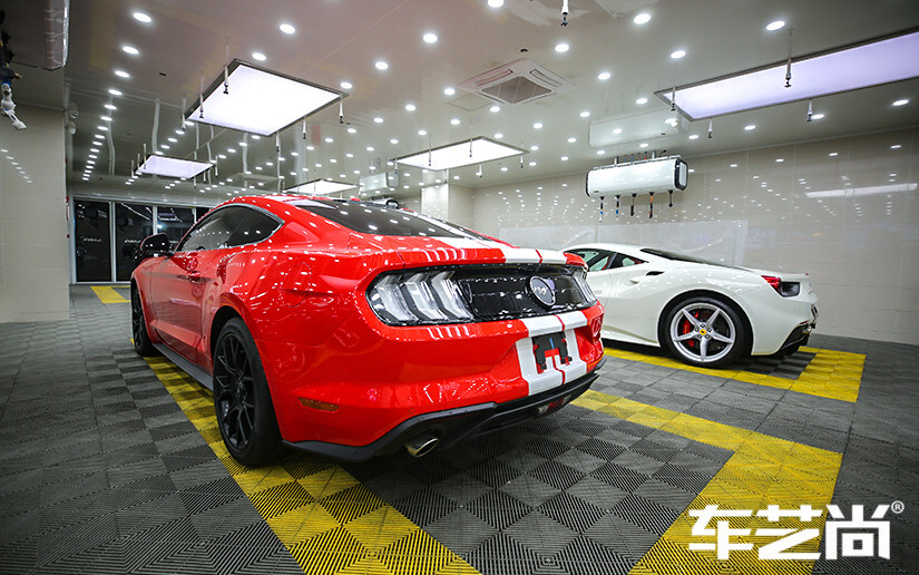 福特野马装贴威固漆面保护膜的施工流程展示（图九）