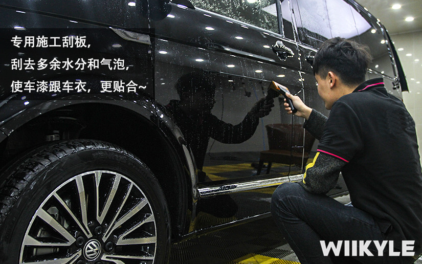 专业的刮板工具，对膜进行积水和气泡的处理